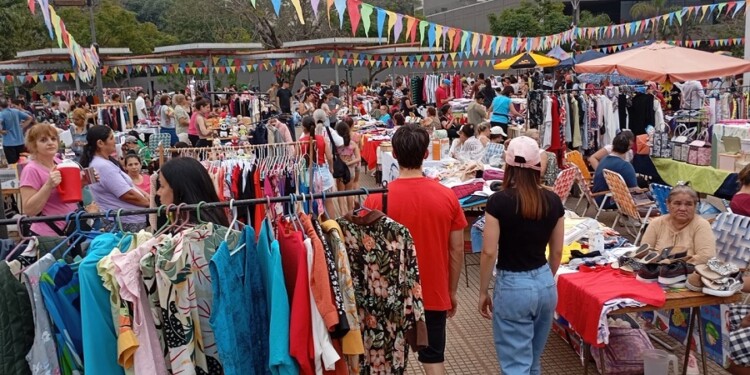 REALIDAD. La feria en el predio del Multicultural resulta muy convocante en un espacio que no da abasto.