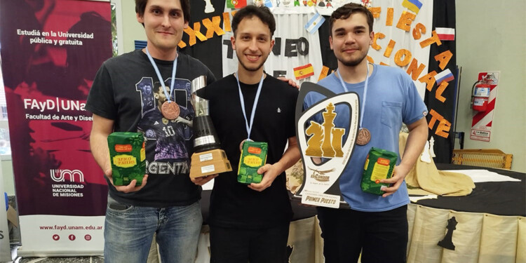 CAMPEONES. El equipo Lacoste 2000 con su trofeo, el último sábado.