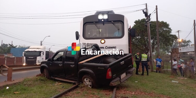 Tren arrolló una camioneta en la cabecera del puente. Foto: gentileza, Más Encarnación