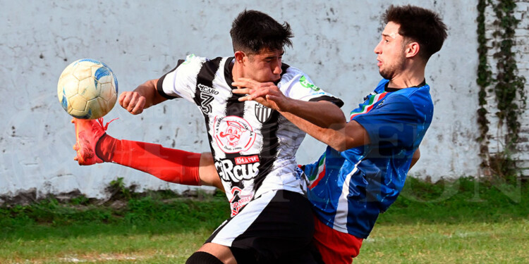 LUCHA. Jugadores de Atlético Posadas y Corpus disputan la pelota. El Decano se hizo fuerte en casa y sumó tres.