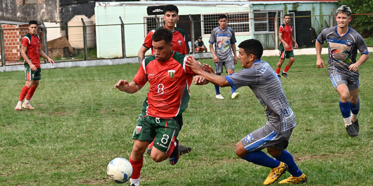 AVANZA. Claudio Ríos (8), jugador del Verdirrojo, acomoda el cuerpo e intenta despachar a un rival de Luz y Fuerza.