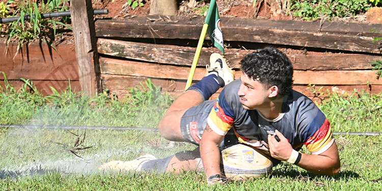 TRY DEL “GATO”. Tomás Estigarribia apoya la ovalada para el tercer try de CAPRI en el partido de ayer en Lomas.