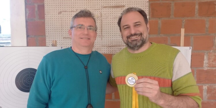 EL MEJOR. Eduardo Canela con la medalla del primer puesto en la ATFM./ Gentileza Tiro Federal