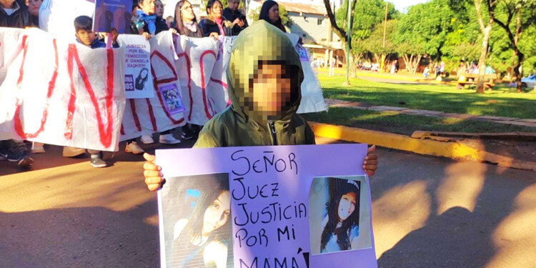 NI UNA MENOS. A los pocos días el hijo de Daniela encabezó la marcha por su mamá, la cual fue acompañada por madres de otras víctimas de femicidios.