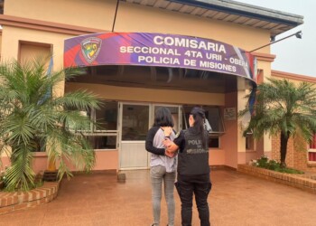 Violó la restricción y atacó a golpes a su madre