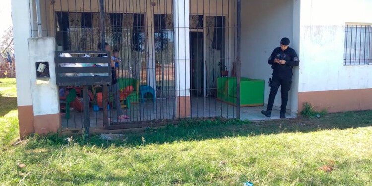 LA ESCENA. Un investigador dependiente de la Unidad Regional X en el lugar donde fue atacado el dueño de casa.