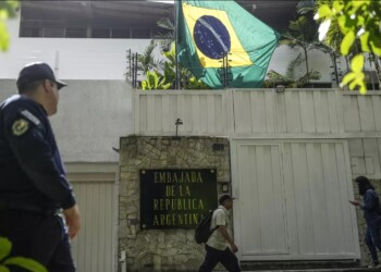 Maduro revocó la autorización a Brasil para custodiar la embajada argentina y amenaza con ingresar al edificio