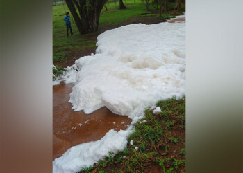 Denuncian presencia de espuma química en un arroyo de Dos de Mayo