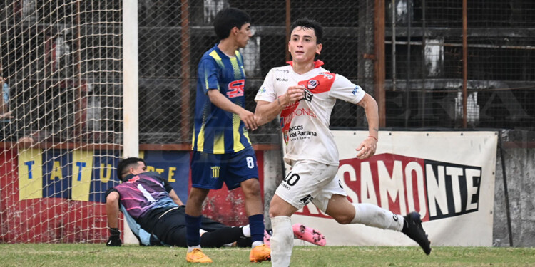 FRANJEADO. Méndez, de gran partido, festeja su gol.