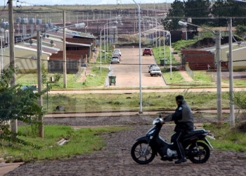 “Estamos previendo, si los recursos lo permiten, entregar cerca de 1.500 viviendas de acá a fin de año”