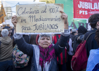 El jefe de Gabinete expuso ante los diputados, en medio de otra represión policial contra los jubilados