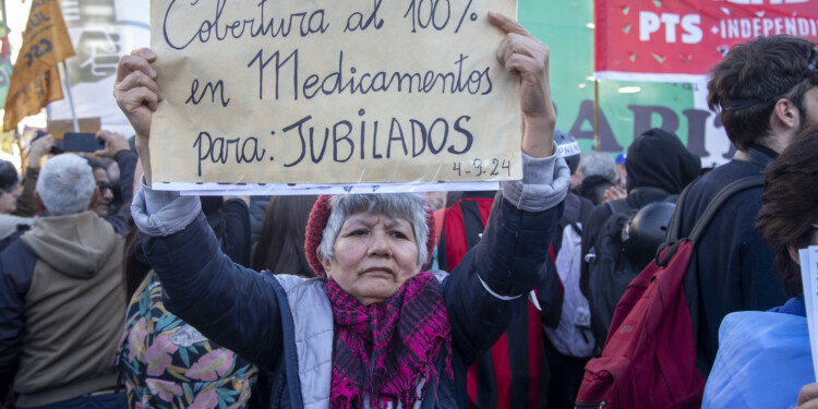REPRESIÓN. Efectivos
de la Policía Federal
reprimieron a jubilados
durante una movilización de
ese sector, junto a otras
organizaciones, contra el veto
del presidente Javier Milei a
la ley de aumento de los
haberes previsionales. FOTO NA.
DAMIAN DOPACIO