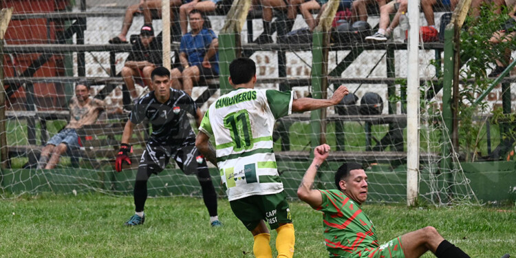 ENCARA. Daniel Barzala (11) de La Picada mete segunda, deja en el camino a un rival de Garupá FC y enfrenta al arquero.