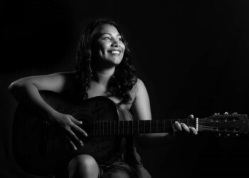 Paola Leguizamón, la voz misionera en la noche inaugural de la Fiesta Nacional del Inmigrante