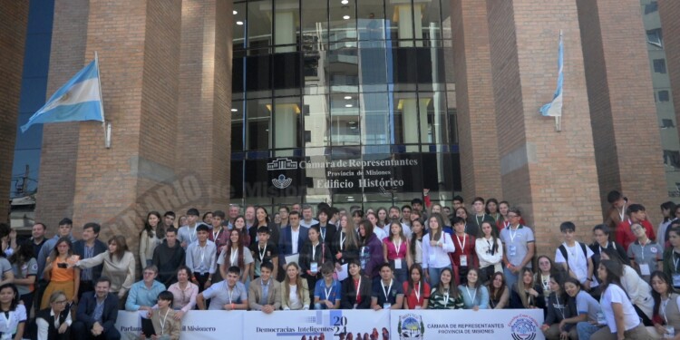 SANGRE JOVEN. Los estudiantes viven la experiencia de legislar y representar, en este caso, a 82 escuelas de los 78 municipios de la provincia.