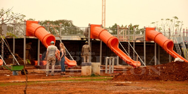 EN DESNIVELES. Ayer comenzaron a instalarse los toboganes que conformarán el Parque de la Represa.