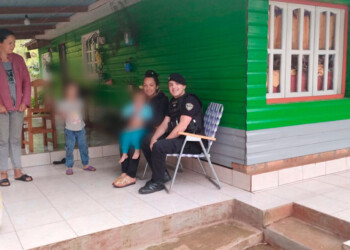 Policías reanimaron a una niña en el patrullero camino al hospital