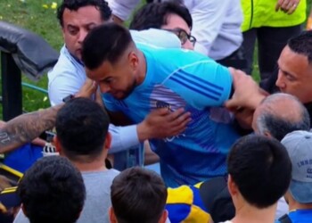 Silbidos a los jugadores de Boca y “Chiquito” Romero “se la agarró” con un plateísta
