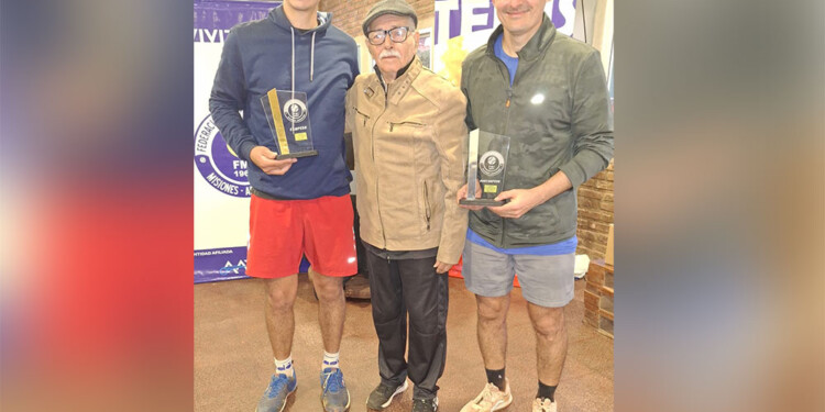 UN LUJO. Cardozo y Enríquez, junto a Reyes, en la premiación de Libres A. (Foto de Facebook)