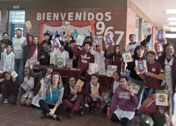 Entregaron libros a la Escuela Primaria N° 967 de Itaembé Guazú