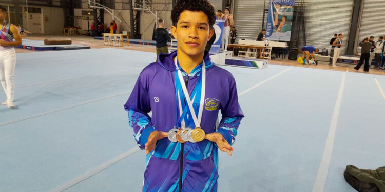 COSECHA DE MEDALLAS. Yeison Geraldo con las preseas que se adjudicó. (Gentileza C. Reble)