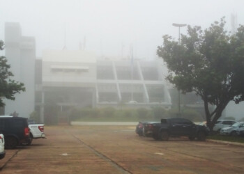 Avión comercial estuvo casi 2 horas sobrevolando Posadas y no pudo aterrizar por el humo y la niebla