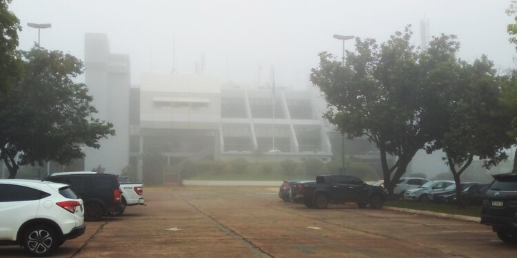 HUMO Y NIEBLA. Postal del aeropuerto de Posadas esta mañana de miércoles. (Foto @SpotterPosadas).