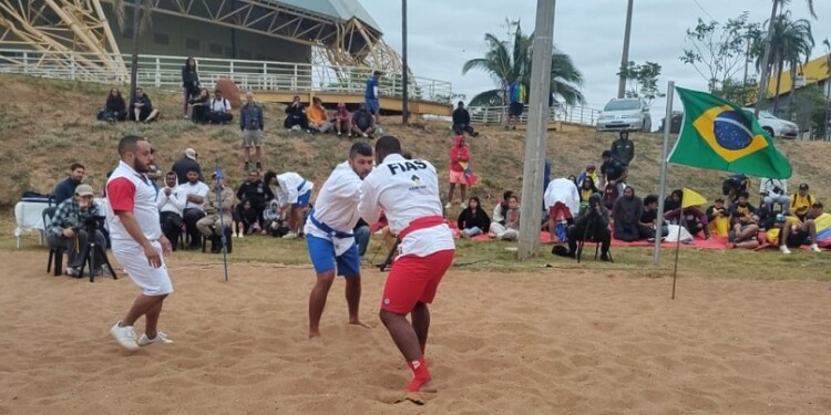 EN ACCIÓN. Correa, de azul, en pleno combate en la modalidad Beach.