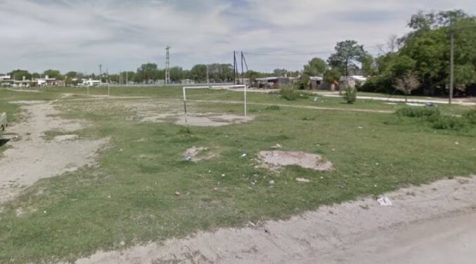 La cancha donde la víctima y sus amigos estaban jugando un partido de fútbol antes del ataque. (Foto: gentileza ElDoceTV)