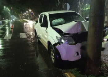 Perdió el control del vehículo y chocó contra una columna del tendido eléctrico