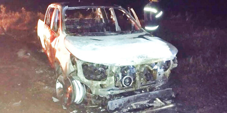 MONTAJE. El efectivo habría prendido fuego su camioneta. Por otra parte, investigan como fue el siniestro vial.