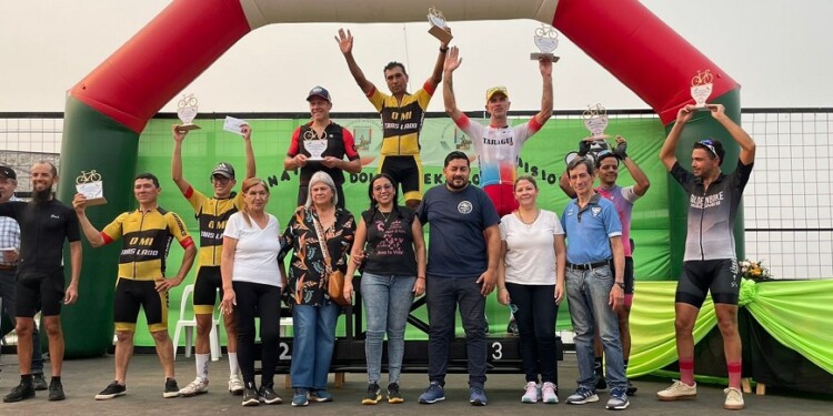 VIGENTE. Miguel Camargo celebra en lo más alto del podio. Con la victoria, marcha segundo en el campeonato.