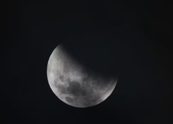 Esta noche es el eclipse parcial de Luna: a qué hora es y cómo observarlo desde Misiones