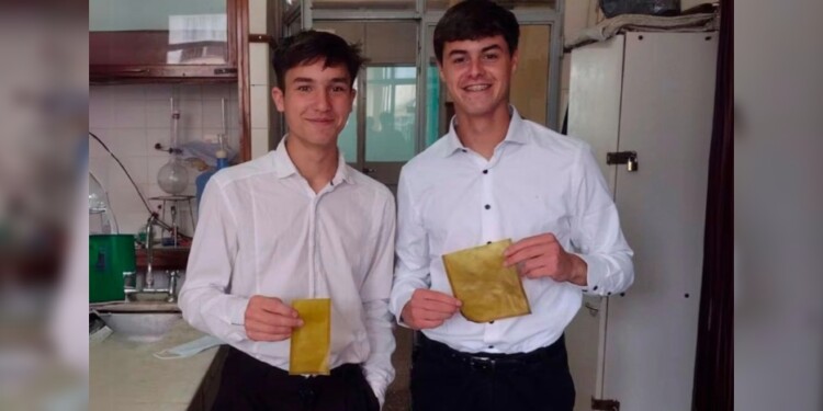 CREACIÓN. El dúo Alejandro y Valentín demostró ser un gran equipo para idear, desarrollar y crear las innovadoras bolsas plásticas amigables con el ambiente.