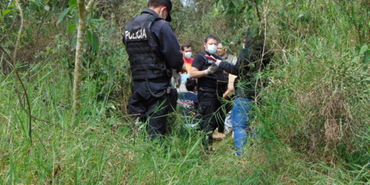 EL PEOR FINAL. El sábado en el kilómetro 18 encontraron el cuerpo que resultó ser del docente Hugo Vicente Samudio.