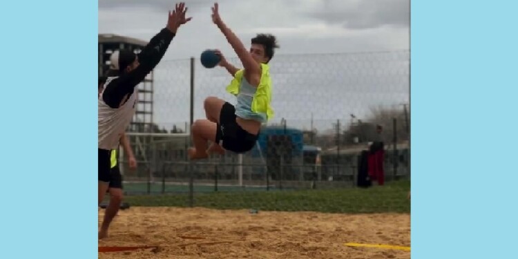EN JUEGO. Lucas se dedica al beach handball desde 2017, en Oberá.