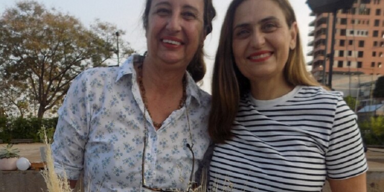 La emprendedora Silvia Benítez de feria en compañía de una amiga. Su Instagram @sb_hechopormismanos