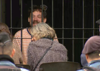 Entre risas: las primeras visitas a los Kiczka en la cárcel