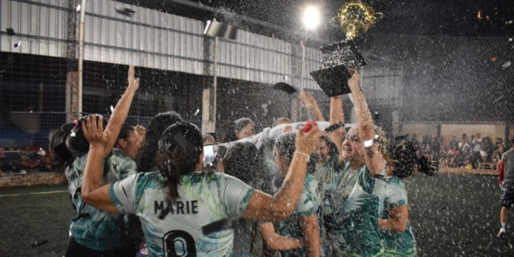 TIENEN ALAS. Águilas FC se quedó con los festejos en la categoría B.