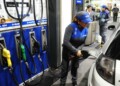 ¿Es de mala educación no bajarse del auto cuando se carga combustible?