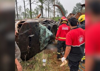 Conductor de 74 años volcó y debió ser rescatado por bomberos