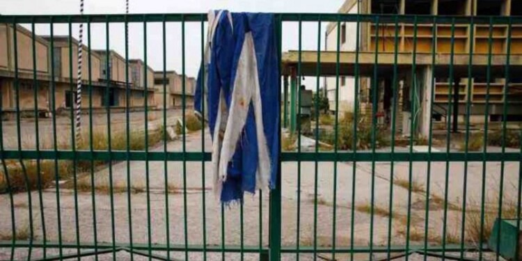 OTRA VEZ. Los portones cerrados de las PyME recuerdan un pasado imprevisto que nadie quería recordar.