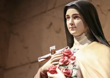 Los católicos honran a Santa Teresita del Niño Jesús