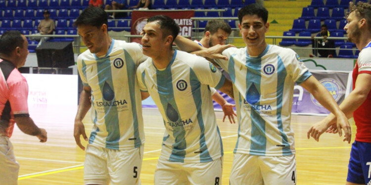 PROTAGONISTA. Verón (5) se ganó un lugar en el equipo y suma minutos.