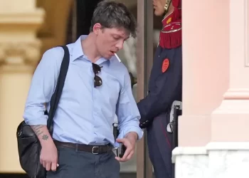 El Gobierno reveló cuáles son las funciones de Santiago Caputo: cuánto cobra