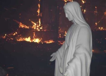 La impactante imagen de una Virgen en medio de los incendios en Córdoba