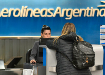 Oficializan al transporte aéreo civil y comercial como “servicio esencial”: qué cambia