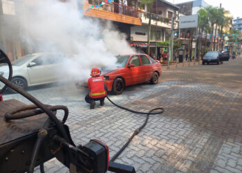 Un vehículo se incendió en pleno centro de Oberá