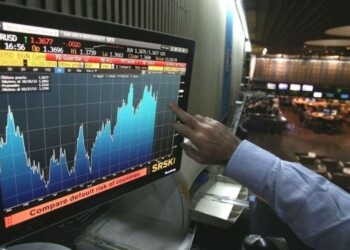 El riesgo país se derrumba por debajo de los 900 puntos, un nuevo mínimo en cinco años