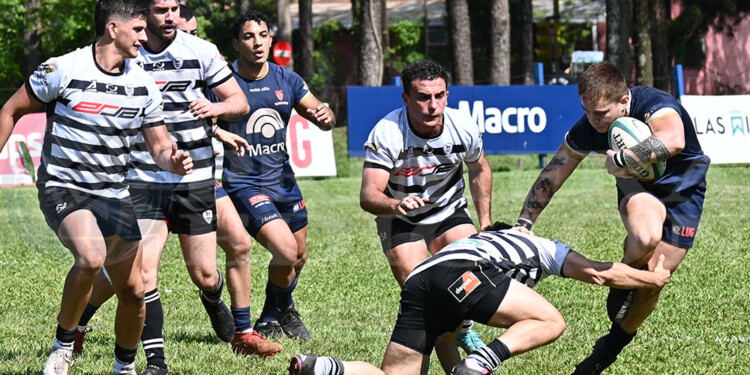 BUEN ARRANQUE. El wing Axel Lusberg esquiva el tackle rival, para iniciar un ataque de CAPRI en el juego de ayer.